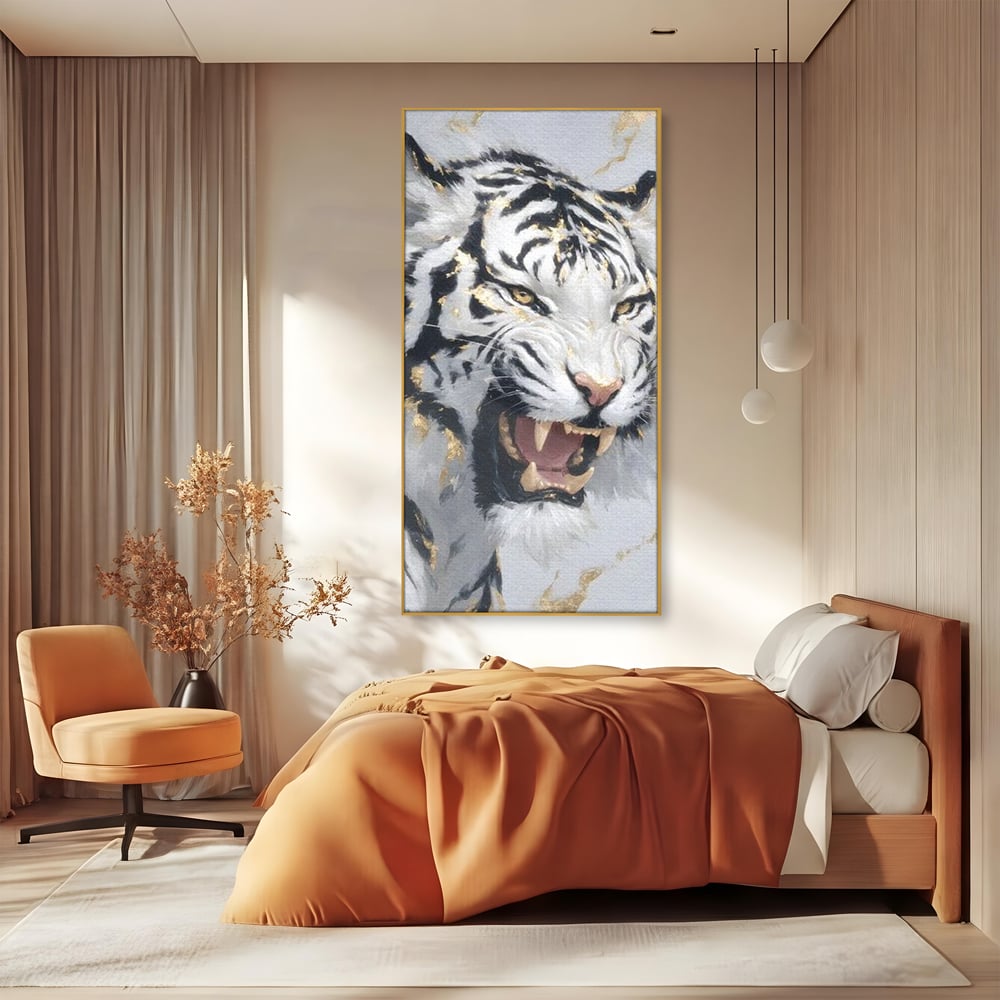 Tablou canvas cu tablou canvas cu tigru alb si auriu, in rama de aluminiu auriu, pe perete intr-un dormitor